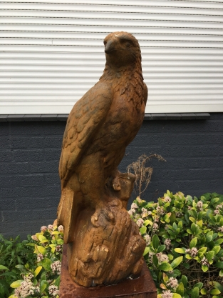 Ein wunderschöner sitzender Adler, voller Steinoxid